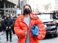 Ulice New Yorku sa zapĺňajú modelkami s maskami