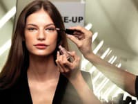 Celý make-up je veľa o jasnosti a priehľadnosti pleti s trochou farby na perách