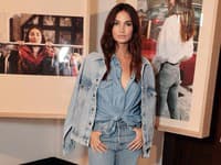 Rifľová košeľa previazaná na uzol okolo pása je nesmierne sexi