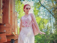Ružová farba sa dá pekne využiť v rámci denných outfitov, no výborne sa vyníma aj na spoločenských podujatiach.