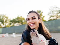 Mladá modelka miluje zvieratká