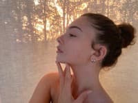 Krásna tínedžerka je mimoriadne fotogienická