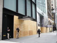 Francúzska luxusná značka Chanel takisto zareagovala na nepokoje v najluxusnejšej časti NYC