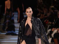 Elegantná róba na špagetových ramienkach a k tomu vybíjaná kožená biker bunda
