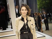 Módna ikona Alexa Chung spojila trenčkot s čiernymi koktejlkami a vyzerala výborne