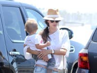 Topmodelka Alessandra Ambrosio zvolila úplne voľné boyfriendy a vzhľadom na jej dlhé nohy si mohla dovoliť aj nízke sandáliky