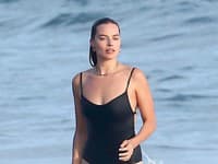 Jednoduché plavky zvýrazňujúce vaše ženské krivky - taký je tip herečky Margot Robbie