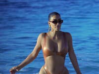Ani celé, ani polovičné, ale niečo medzi - také plavky miluje Kim Kardashian