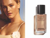 Perleťový rozjasňovač pleti Healthy Glow Highlighting Fluid rozžiari tvár aj telo lúčom slnečného žiarenia