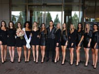 Finálová dvanástka Miss Slovensko 2020 s riaditeľom súťaže, Michaelom Kováčikom