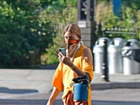 Originálny spôsob nosenia tenisiek predviedla aj Olivia Palermo
