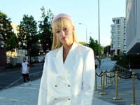 Módna návrhárka Vanda Janda zvolila na túto udalosť kraťasový kostým
