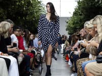Bodkovaný vzor sa objavil na prehliadkových mólach jar/leto 2020, v tomto prípade Michael Kors