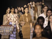 Prehliadka módneho domu Burberry tiež vyzdvihla predovšetkým trend nosenia hnedej farby