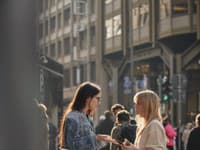 Najlepšie aj tak vyniknú slnečné okuliare s jednoduchým a obyčajným outfitom
