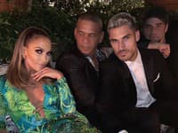 Britský kaderník Chris Appleton je dvorným kaderníkom Jennifer Lopez, Kim Kardashian, speváčky Dua Lipa, Ariana Grande, Katy Perry a mnohých ďaľších