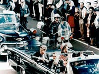 Ružový tvídový kostým Jackie Kennedy počas atentátu nebol CHANEL, ale kópia