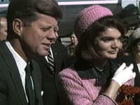 Dvorným dizajnérom Jackie Kennedy sa stal Oleg Cassini, ktorý mal na starosti jej šatník