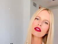Najpopulárnejší účes celebrít ženu ešte viac skrášli: Karolína Kurková ako budúca trojnásobná mamička v Evinom rúchu