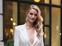 Tento typ šiat spĺňa aspekty pôvabu a sexi výzoru zároveň