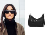 Ak sledujete na Instagrame svoje obľúbené módne influencerky, určite vám neuniklo, že veľa z nich aktuálne nosí kabelku Prada