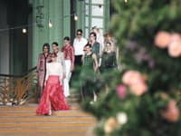 VIDEO: CHANEL Haute Couture jar/leto 2021. Rodinné stretnutia všetkých generácií