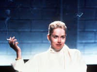Práve takéto minimalistické a dnes už legendárne šaty mala na sebe neodolateľná Sharon Stone v erotickom trileri Základný inštinkt