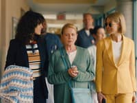 Okrem herečky Rosamund Pike sa v ďalších úlohách predstavia aj Peter Dinklage, Eiza Gonzalez či Dianne Wiest.