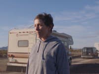 Snímka Nomadland je nezávislým filmom čínskej filmárky Chloé Zhao