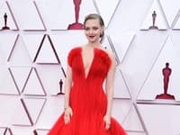 Prekvapením bola aj Amanda Seyfried, ktorá si zvolila výraznú róbu