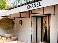 S príchodom leta je CHANEL späť vo svojom sezónnom butiku v Saint-Tropez