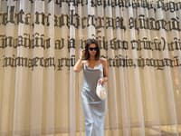 Klasické slip dress sú tiež celkom dobrou investíciou