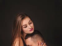 Mladá, krásna, šťastne zadaná a kreatívna. Prečo žije Aex Godaly na prvý pohľad obmedzujúci život po boku muža vozičkára? 