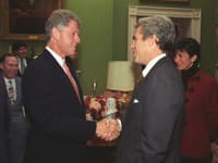 Epstein sa stýkaval s viacerými vplyvnými ľuďmi. Tí dnes pôsobia pochybne