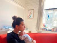 Emily Ratajkowski tvár svojho bábätka zatiaľ neukazuje