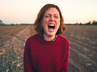 Podľa avclub.com je priam strhujúce sledovať ako sa Moore túla vlastnou pamäťou a zároveň je v kontakte so svojím okolím. 