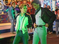 Film je plný hudby z vtedajšej doby, z roku 1985, z rádií a kaziet znie The Cure, Bananarama či Rod Stewart. 