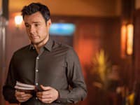 Rupert Evans, ktorého si určite pamätáte z filmu Charmed, bol obsadený ako Edmund, zosnulý bridgertonský patriarcha a otec súrodencov. 