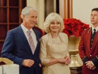 V novom filme o Harrym a Meghan uvidíme opäť Steva Coultera ako princa Charlesa a Deborah Ramsay ako Camillu Parker Bowles. 