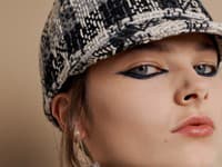Make-up s fokusom na oči, zvýraznené hlbokou modrou očnou linkou pod spodným viečkom.