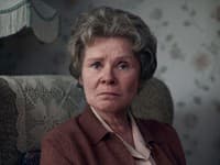 V tejto sérii sa dočkáme aj novej kráľovnej Alžbety, ktorou bude Imelda Staunton známa vďaka úlohe Lady Bagshawe v opátstve Downton Abbey. 
