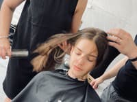 Vasový styling zabezpečili kaderníci Schwarzkopf, ktorí pracovali aj s výrobkami Rowenta for Elite Model Look