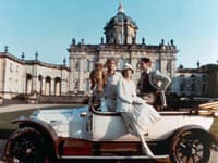 V seriáli Brideshead Revisited hrali herecké hviezdy ako Jeremy Irons alias Charles Ryder či Anthony Andrews a Diana Quick. 