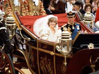 Elizabeth a David Emanuelovci si na jej šatách dali záležať až natoľko, že vytvorili aj druhú verziu a to pre prípad, že by sa o šatách niekto dozvedel skôr
