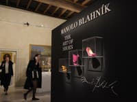 Manolo Blahnik má už neuveriteľných 78 rokov a stále sa drží v svetovej módnej špičke. 