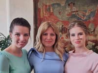 Prezidentka so svojimi dcérami, Emma (v ružovom) skúša šťastie ako modelka