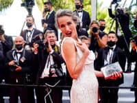 Hoci dnes prekročila Andie MacDowell už prah 60-tky, zachováva si svoj šarm, noblesu aj povestnú iskru aj so striebornou hlavou. 