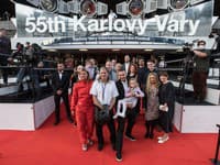 Jitka Prokipčáková vystúpila z auta oblečená v závodnej kombinéze, doprevádzaná svojím filmovým mechanikom a koučom Jaroslavom. 