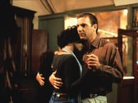 Zosnulá Houston ako prenasledovaná speváčka Rachel Marron a Kevin Costner ako jej osobný strážca Frank Farmer.