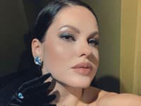 Celkový look doplnila výraznými náušnicami a prsteňom